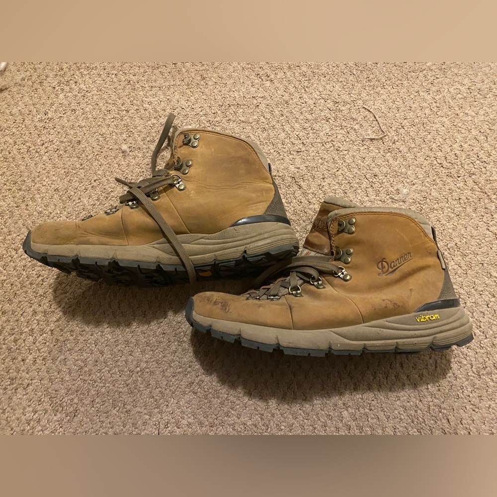Women’s Danner Mountain 600 hiking boots - size W9.5